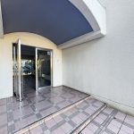 【エントランス】 植栽が整えられていて管理体制の良さがうかがえます。