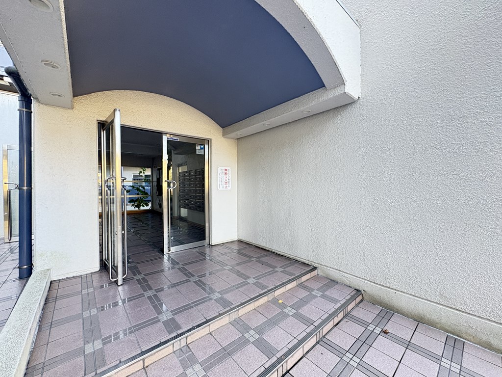 【エントランス】 植栽が整えられていて管理体制の良さがうかがえます。