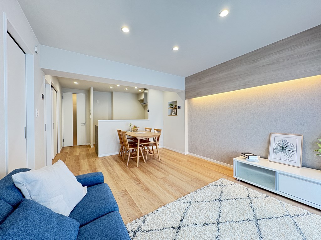 【現地】駅チカ、総戸数107戸のマンション。中庭を囲むように配棟された建物なので共用廊下は外部から見えない構造になっています。南西向き3階のリノベーション済みのお部屋のご案内です。