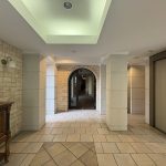 【エントランスホール】 広いエントランスホールの様子です。