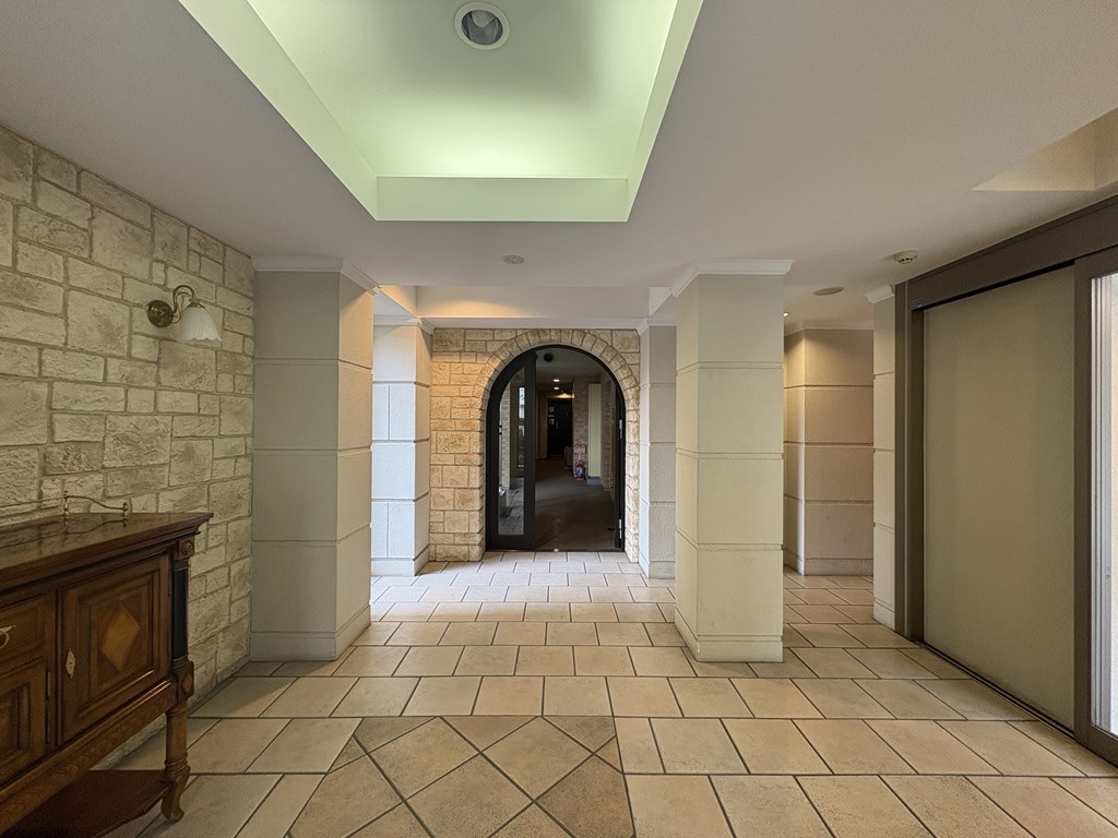 【エントランスホール】 広いエントランスホールの様子です。