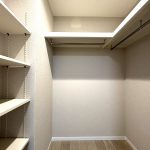 【ウォークインクローゼット】 大容量の収納力なので洋服からスーツケースまで収納できます。
