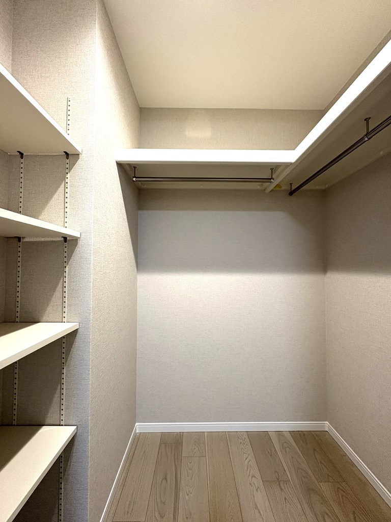 【ウォークインクローゼット】 大容量の収納力なので洋服からスーツケースまで収納できます。