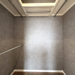 【ウォークインクローゼット】 大容量なので家具を置かなくてもたくさんの洋服を収納できます。
