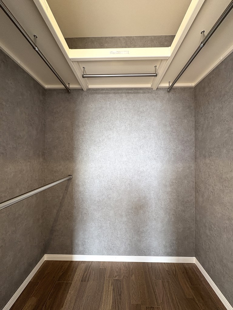 【ウォークインクローゼット】 大容量なので家具を置かなくてもたくさんの洋服を収納できます。