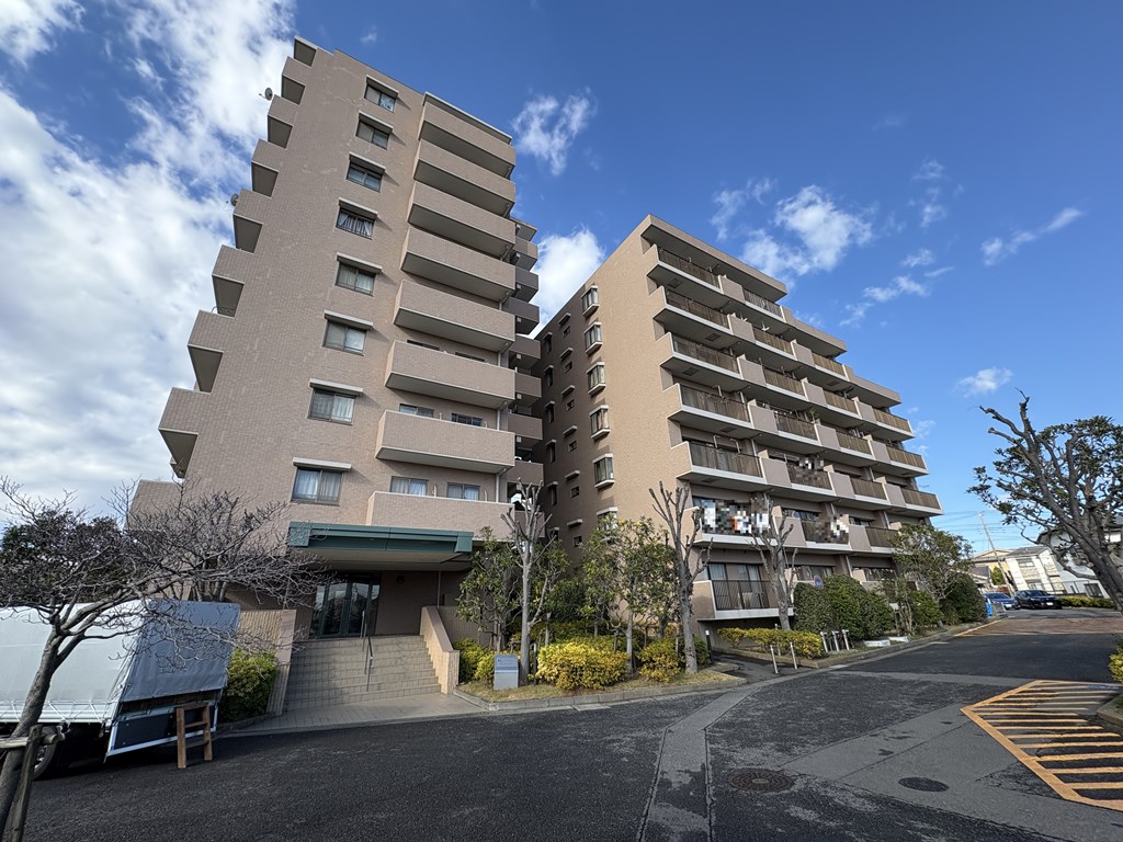 【外観】 10階建て9階ルーフバルコニー付きのお部屋になります。