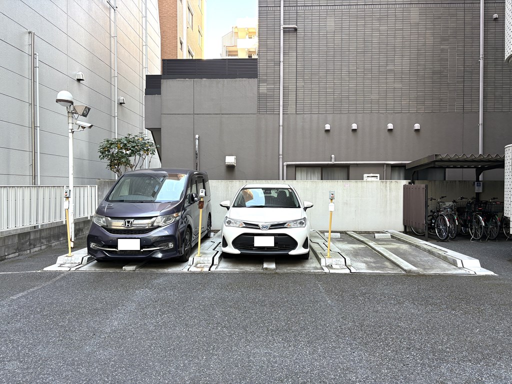 【駐車場】 駐車場の様子です。空き状況は随時ご確認ください。