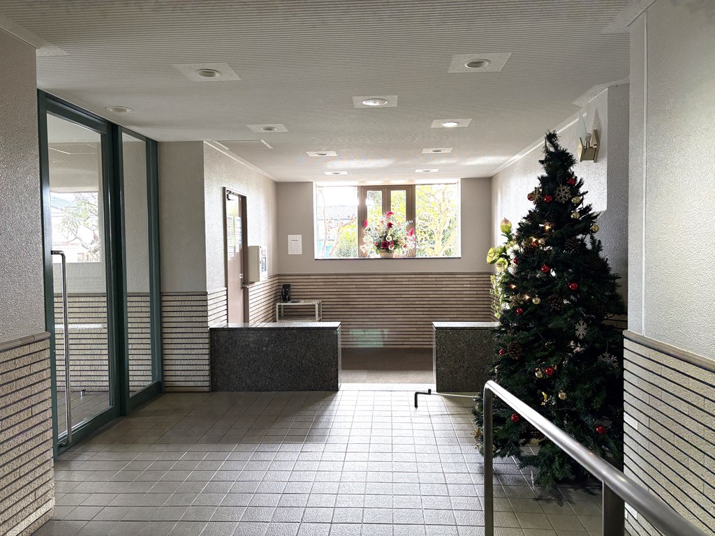 【エントランスホール】 広い空間が確保されたエントランスホールの様子です。