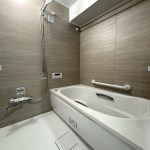 【浴室】 寛げる浴室は追い炊き機能、浴室換気乾燥機能付きで快適なバスタイムをお過ごしいただけます。