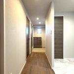 【玄関・室内廊下】 玄関に窓があるので明るくて湿気がこもりません。玄関横にはシューズインクロークもプランニングされています。