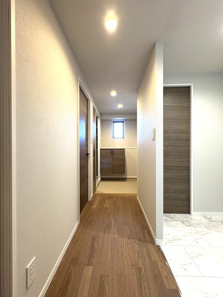 【玄関・室内廊下】 玄関に窓があるので明るくて湿気がこもりません。玄関横にはシューズインクロークもプランニングされています。