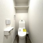 【トイレ】 清潔感のあるトイレはウォシュレット一体型になっています。