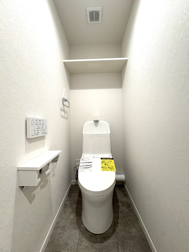 【トイレ】 清潔感のあるトイレはウォシュレット一体型になっています。