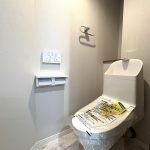 【トイレ】 清潔感のあるトイレはウォシュレット一体型になっています。