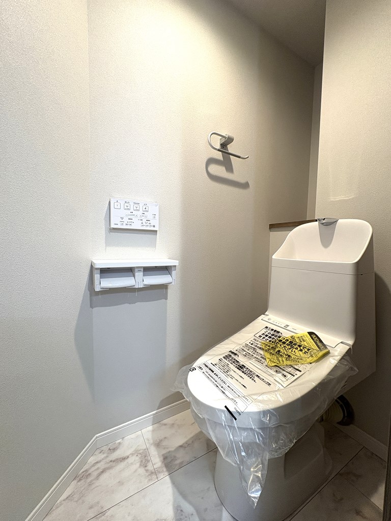 【トイレ】 清潔感のあるトイレはウォシュレット一体型になっています。