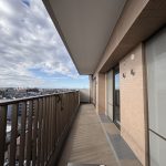 【バルコニー】 南向きのバルコニーと西向きのルーフバルコニーが付いています。