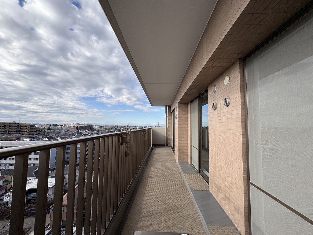 【バルコニー】 南向きのバルコニーと西向きのルーフバルコニーが付いています。