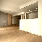 【リビング】 アクセントクロスとウォールパネル仕様でモダンな和の空間を演出。意匠性を高めたデザインになっています。