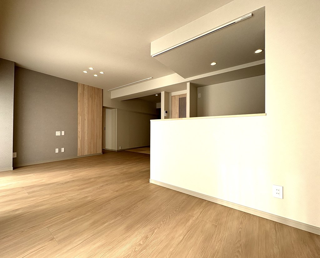 【リビング】 アクセントクロスとウォールパネル仕様でモダンな和の空間を演出。意匠性を高めたデザインになっています。