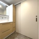 【洗面化粧台】 収納が付いた洗面化粧台。リネン類や洗剤のストック等を収納していただけます。