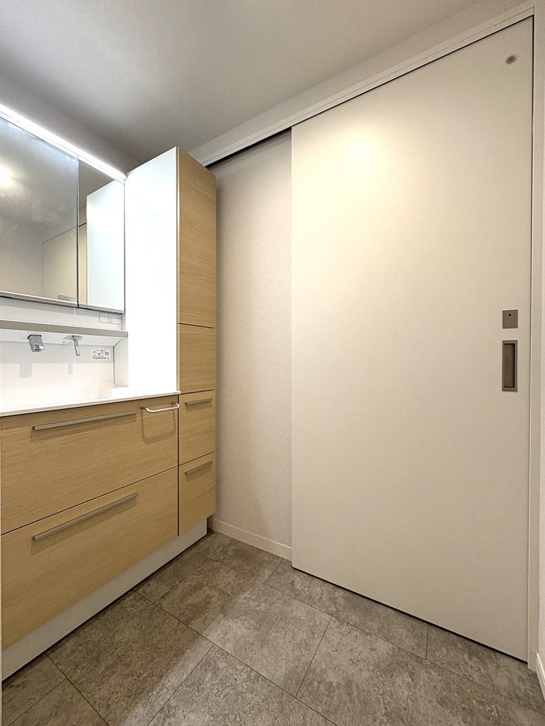 【洗面化粧台】 収納が付いた洗面化粧台。リネン類や洗剤のストック等を収納していただけます。