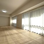 【リビング】 大きな窓がある明るい室内。LDKの広さは16帖あります。