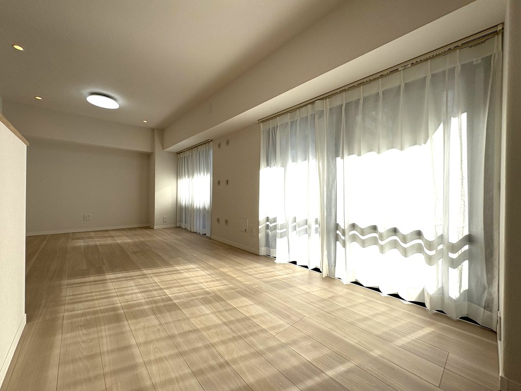 【リビング】 大きな窓がある明るい室内。LDKの広さは16帖あります。