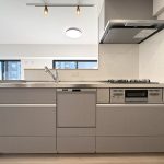 【キッチン】 対面式システムキッチン。食洗機、3口コンロ、浄水器完備。お料理の支度も後片付けもはかどります。