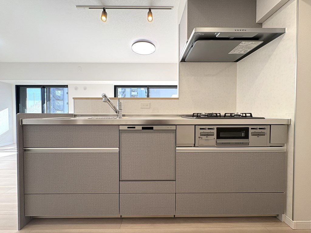 【キッチン】 対面式システムキッチン。食洗機、3口コンロ、浄水器完備。お料理の支度も後片付けもはかどります。