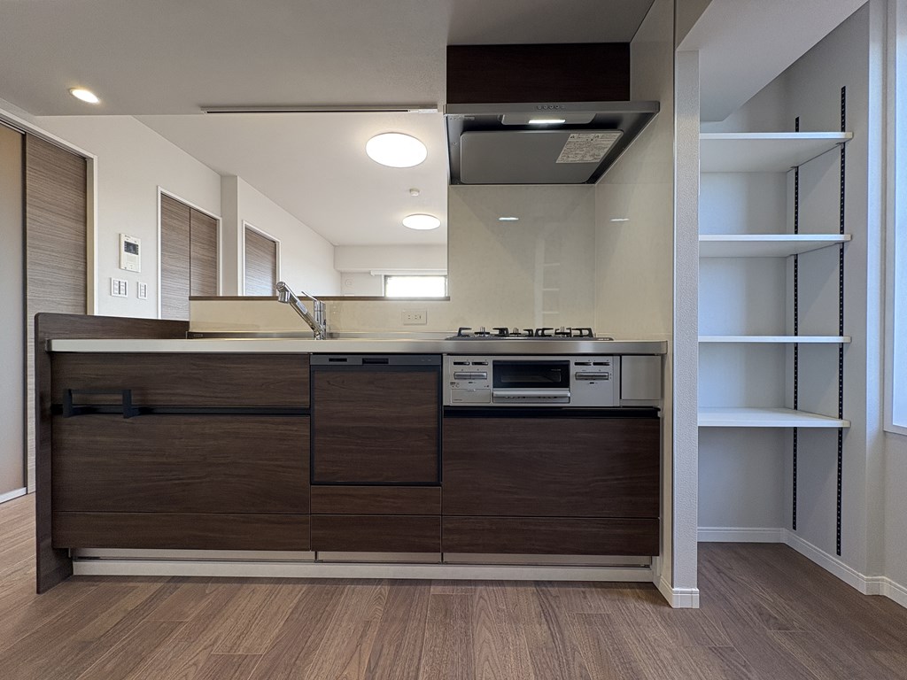 【キッチン】 対面式のシステムキッチン。浄水器、3口コンロ、食洗機完備なので食事の準備も後片付けもはかどります。