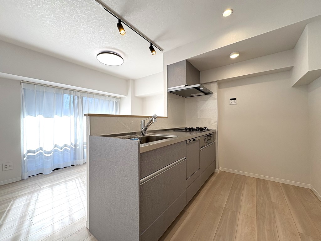 【キッチン・ダイニング】 大きな窓がある明るい室内。LDKの広さは16帖あります。