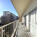 【バルコニー】 南東向きのバルコニー。日当たりも風通しも良好です。