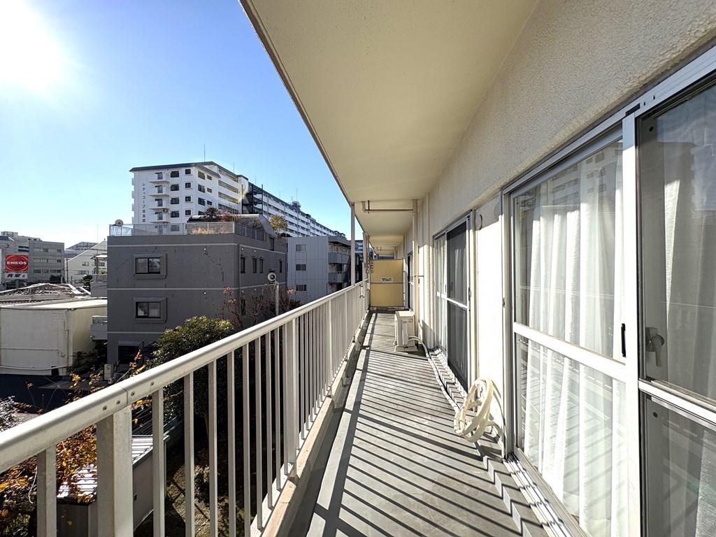 【バルコニー】 南東向きのバルコニー。日当たりも風通しも良好です。