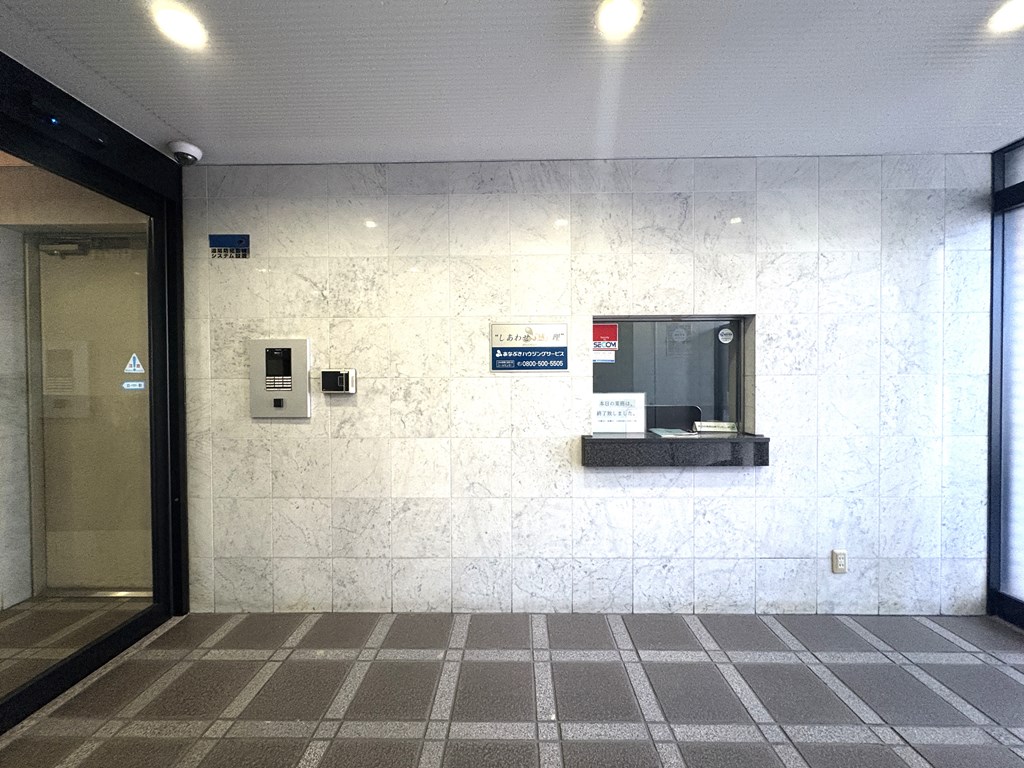 【エントランス】 広いスペースのエントランスの様子です。