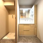 【洗面・脱衣分離型間取り】 洗面室と脱衣室が引き戸で仕切られる間取りになっています。脱衣室にはランドリーコーナーもあります。