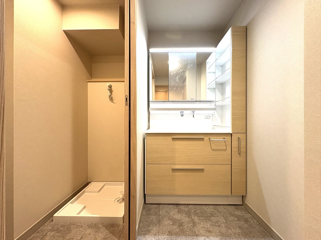 【洗面・脱衣分離型間取り】 洗面室と脱衣室が引き戸で仕切られる間取りになっています。脱衣室にはランドリーコーナーもあります。