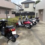 【バイク置き場】 バイク置き場の様子です。 月額 無償(ステッカー)。