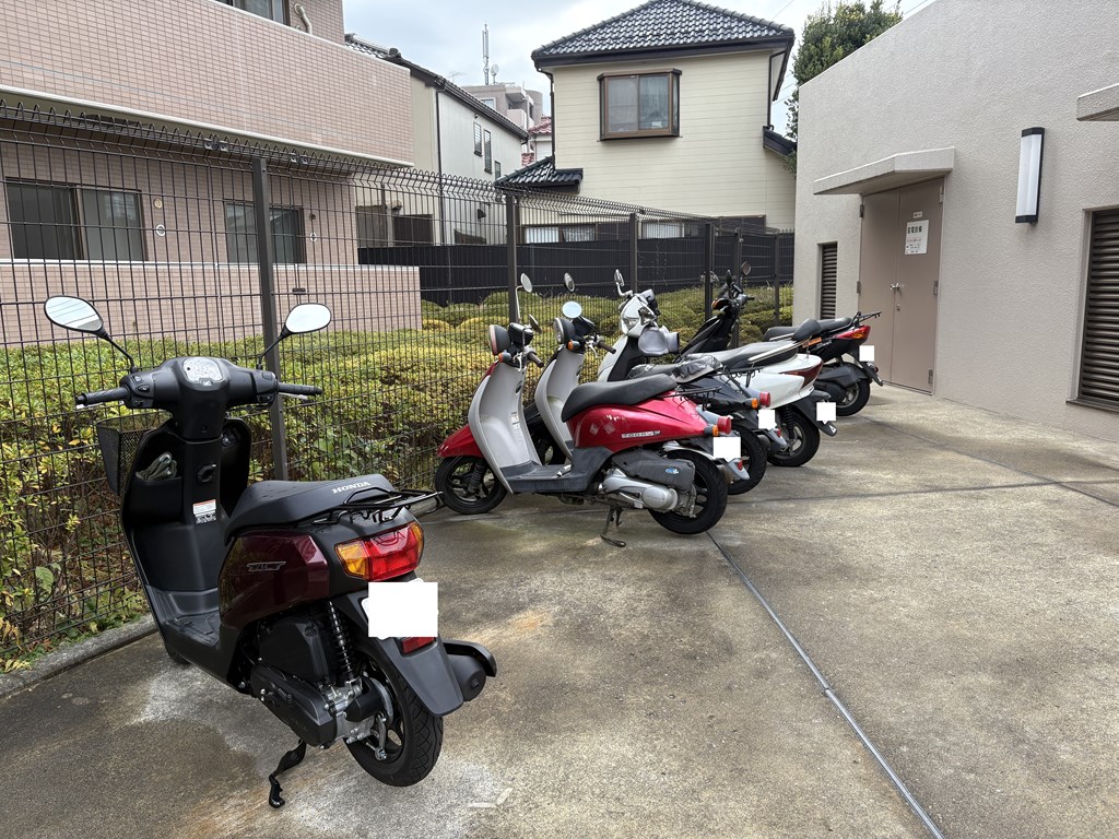 【バイク置き場】 バイク置き場の様子です。 月額 無償(ステッカー)。