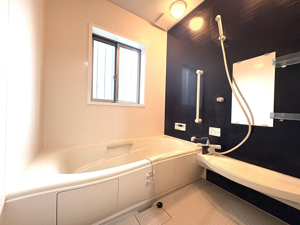 【浴室】浴室の様子です。水回りも丁寧にお使いです。