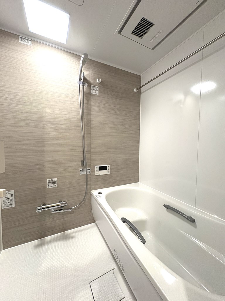 【浴室】 寛げる浴室は追い炊き機能、浴室換気乾燥機能付きで快適なバスタイムをお過ごしいただけます。