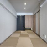 【和室】 リビングに隣接する和室の様子。モダンな印象で寛げる空間になっています。