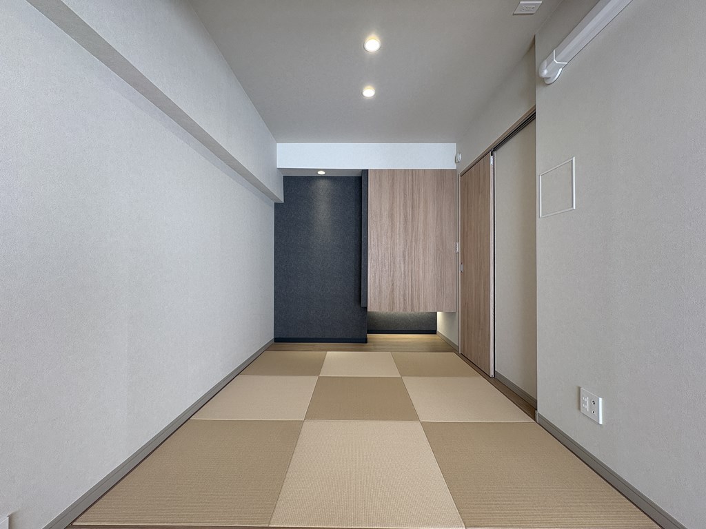 【和室】 リビングに隣接する和室の様子。モダンな印象で寛げる空間になっています。