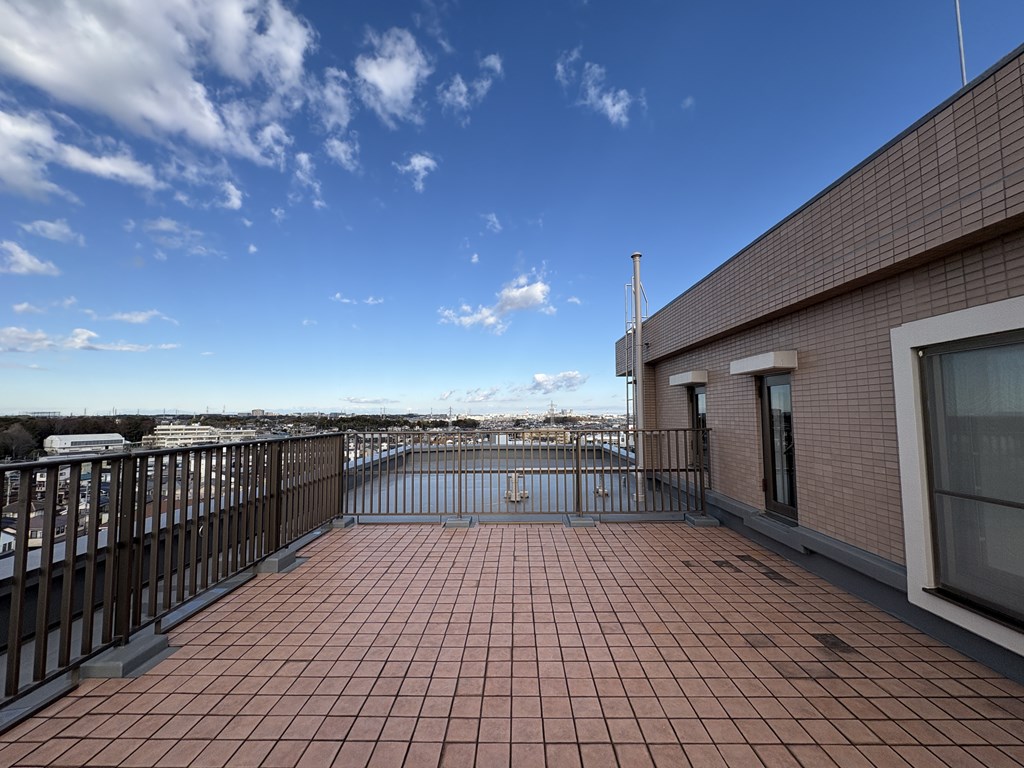 【ルーフバルコニー】 南向きのバルコニーと西向きのルーフバルコニーが付いています。