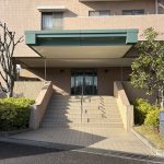 【エントランス】 オートロックシステム、宅配ボックス完備のマンションです。植栽も美しく手入れされていて管理の良さがうかがえます。