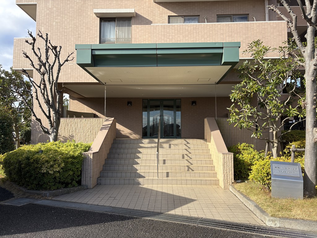 【エントランス】 オートロックシステム、宅配ボックス完備のマンションです。植栽も美しく手入れされていて管理の良さがうかがえます。