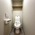 【トイレ】 清潔感のあるトイレはウォシュレット一体型になっています。