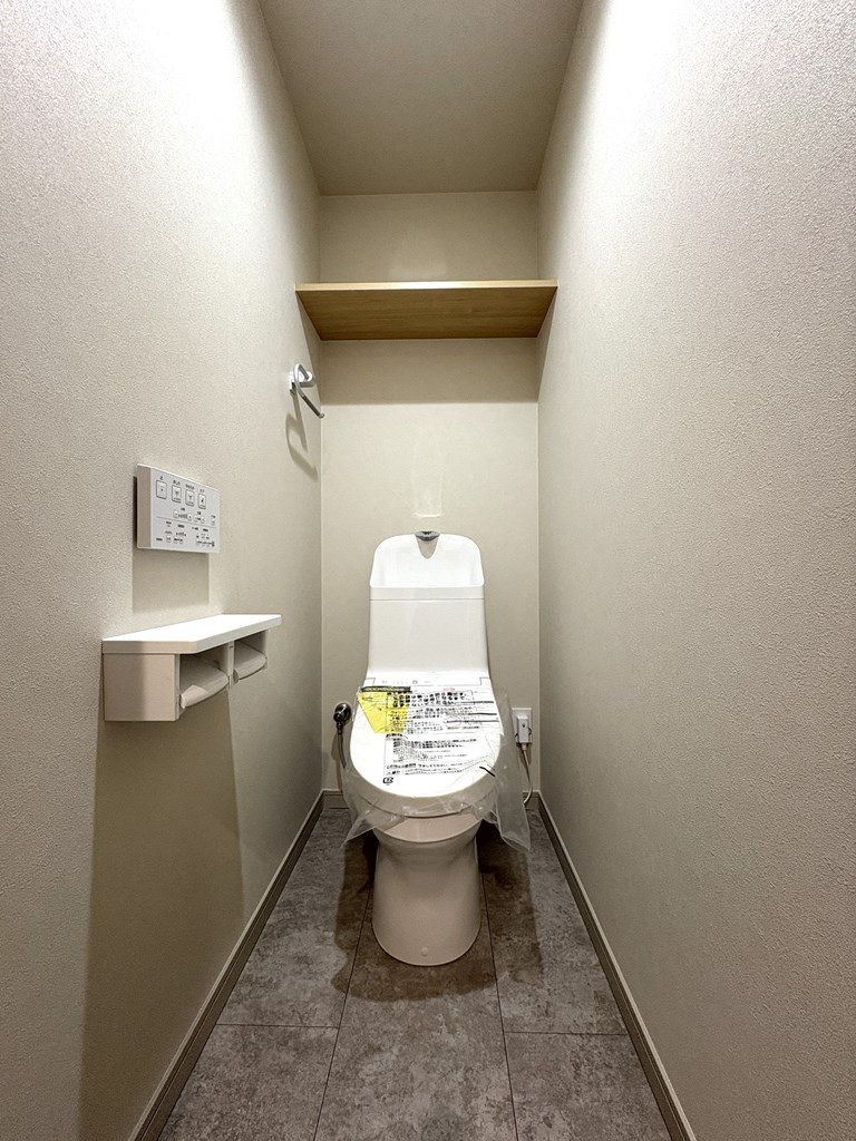 【トイレ】 清潔感のあるトイレはウォシュレット一体型になっています。