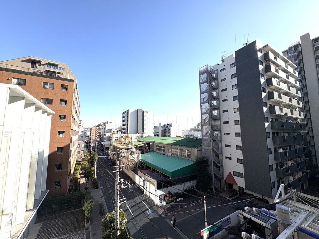 【エントランス】 エントランスホールの様子です。オートロックシステム完備なのでセキュリティ面も安心です。