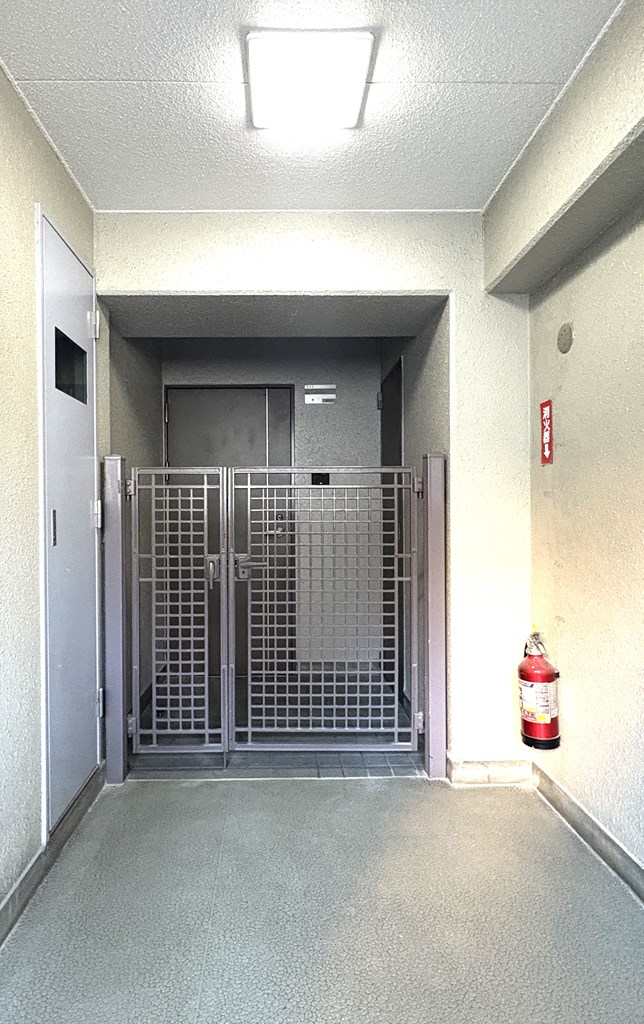 【エントランス】 エレベーター有り、宅配ボックス有り。宅配ボックスは不在時に荷物が受け取れるので便利です。