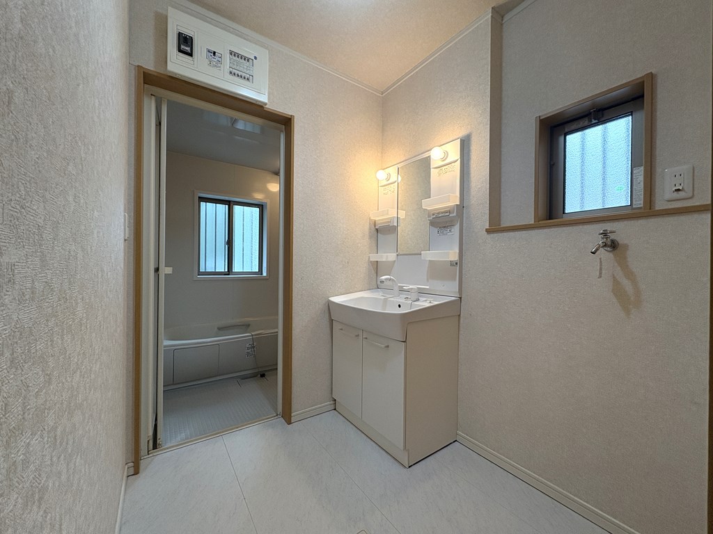 【洗面室】洗面室の様子です。水回りも丁寧にお使いです。